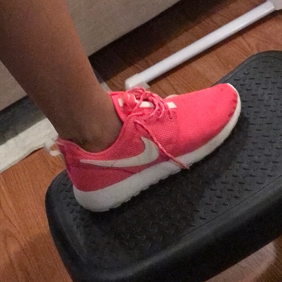 Nike Roshe, Neon Pink - Picture 5 of 5